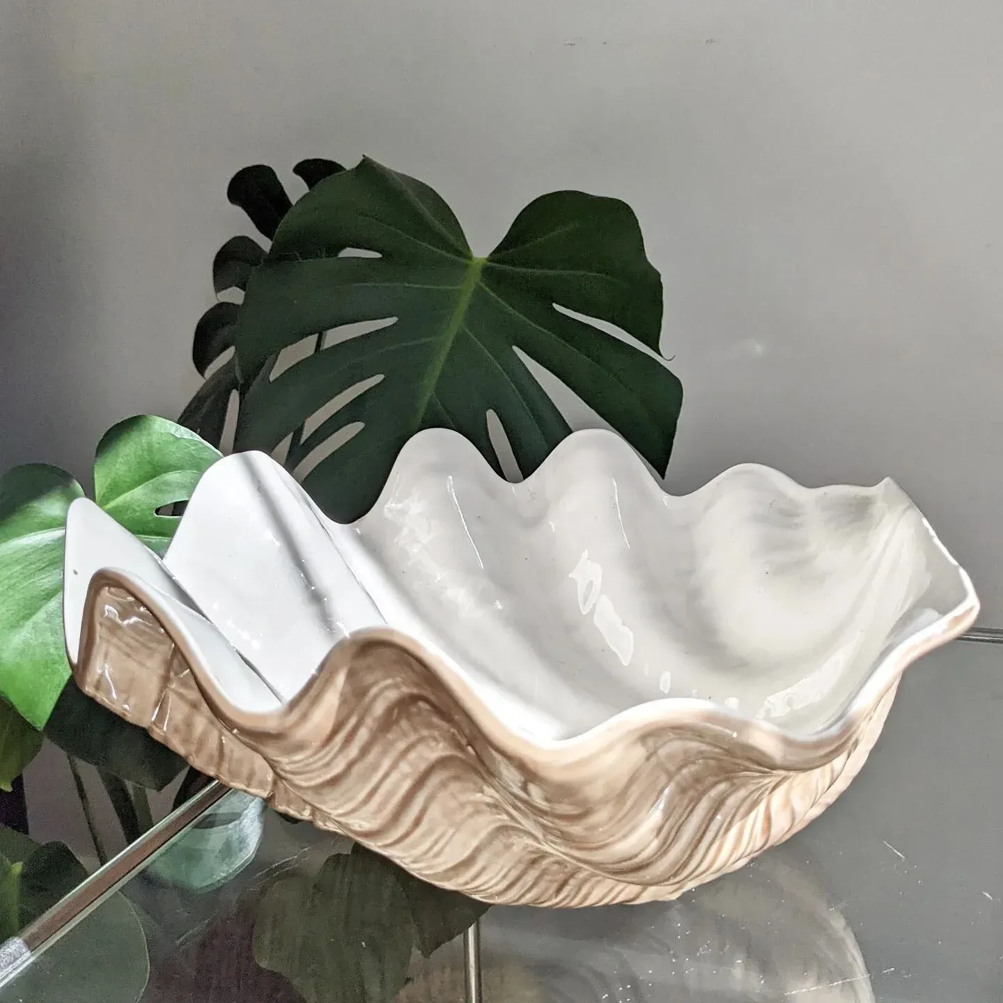 [SOLD] Glam clam. Giant clam shaped ceramic bowl. Excellent condition